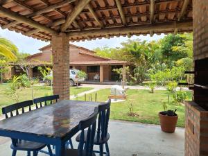 Costa Dourada的住宿－Casas lindas no paraiso!，天井上的蓝色桌椅