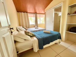 - une petite chambre avec un lit et une fenêtre dans l'établissement Casa Pé na Areia, à Pirangi do Norte