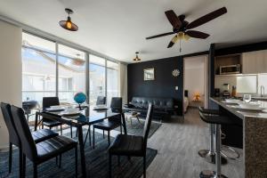 a dining room with a table and chairs at Nuevo apartamento en la zona norte de Cartagena in Puerto Tierrabaja