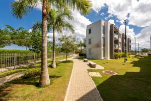 a park with palm trees and a building at Nuevo apartamento en la zona norte de Cartagena in Puerto Tierrabaja