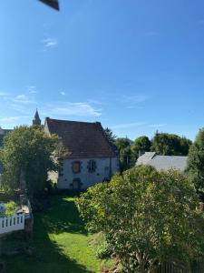 een uitzicht op een tuin met een wit huis bij LA CASA in Olby