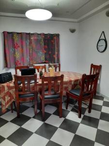 una sala da pranzo con tavolo e 4 sedie di Villa AV Lomé a Lomé