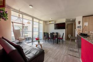 un salon avec un canapé et une table dans l'établissement Nuevo apartamento en la zona norte de Cartagena, à Puerto Tierrabaja