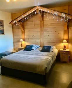 Un dormitorio con una cama grande con luces encima. en Chalet coup de coeur, en Passy