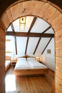 1 dormitorio con 1 cama grande en el ático en Auerhof en Schladming