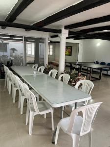 a large white table and chairs in a room at Casa independiente, ciudad jardín in Cali