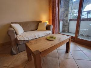 een woonkamer met een bank en een salontafel bij Ecrins A4, 2 bedroom apartment, central Samoëns in Samoëns