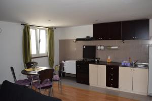 eine Küche mit einem Tisch und einem Esszimmer in der Unterkunft Apartment Klara in Šibenik
