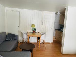 - un salon avec une table et un canapé dans l'établissement Aurora Apartment very close to Fjellheisen, à Tromsø