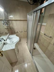 a bathroom with a shower and a sink at R-1-Комната в квартире для 2 человек -Alicante centro in Alicante