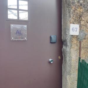 una puerta con una señal en el lateral de un edificio en Casinha da Sobreira, en Penacova