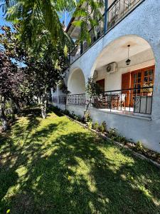 una casa con un patio de césped frente a un edificio en Villa Spyros, en Sivota