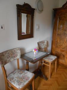 stół, 2 krzesła i lustro w pokoju w obiekcie Guesthouse Kuća na šterne w mieście Lovran