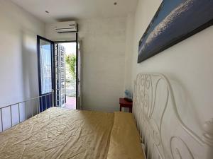 1 dormitorio con 1 cama y una pintura en la pared en B&B Acireale - Il Cavalluccio Marino Fronte Mare, en Acireale