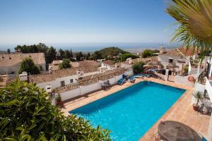 basen w willi z widokiem na ocean w obiekcie Luxury sea view apartment & pool w mieście Mijas