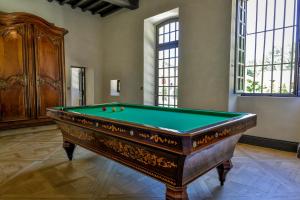 um quarto grande com uma mesa de bilhar em Chateau de Lascoups em Saint-Martin-des-Combes