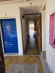 an empty hallway with a blue garage door at Hostal El Buen Descanso in Rosario de Lerma