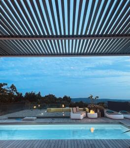 vistas a una piscina con terraza de madera en VILLA ZEROU, en Kojsko