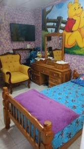 a bedroom with a bed and a dresser and a mirror at Casa en Las Tablas in Las Tablas