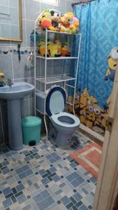 ein Bad mit einem WC und einem Waschbecken in der Unterkunft Casa en Las Tablas in Las Tablas