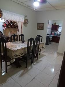 ラス・タブラスにあるCasa en Las Tablasのキッチン付きの客室で、テーブルと椅子が備わります。
