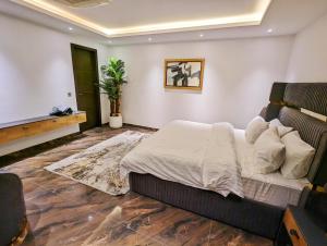 een slaapkamer met een bed en een televisie. bij DHA Phase 4 Gold Crest Mall One Bedroom Serviced Apartment in Lahore