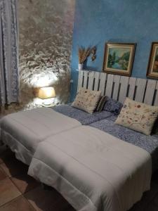 twee bedden naast elkaar in een slaapkamer bij Habitación en Ocaña in Ocaña
