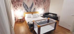 - une petite chambre avec un lit et un mur fleuri dans l'établissement Casa vacanze La Tianella, à Naples