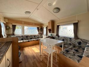 un soggiorno con un divano e un tavolo di Stacaravan Middelkerke a Middelkerke