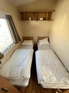 Letto o letti in una camera di Stacaravan Middelkerke