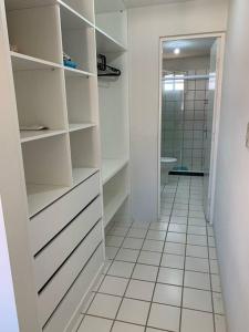 baño con estantes blancos y suelo de baldosa blanca en Casa com 4 quartos em condomínio em Maria Farinha, en Paulista