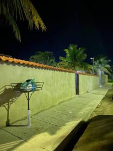 einen Gehweg neben einer Wand mit einer Lampe in der Unterkunft Lar de PAZ in São Pedro da Aldeia