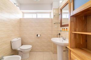 a bathroom with a toilet and a sink at Trendy Homes Toyo Golf in Almería +26 photos