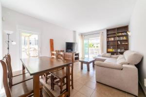 een woonkamer met een tafel en een bank bij Trendy Homes Toyo Golf in Almería