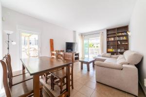 a living room with a table and a couch at Trendy Homes Toyo Golf in Almería
