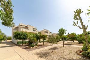 een gebouw met veel bomen ervoor bij Trendy Homes Toyo Golf in Almería