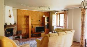 萊薩卡的住宿－Chalet en Lesaka, cerca de San Sebastián，客厅配有两张沙发和一台电视
