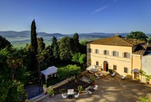 コッレ・ディ・ヴァル・デルザにあるVilla Saboliniの庭園付きの家屋の空中風景