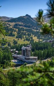 un gran edificio en medio de una montaña en PELVOUX II - VARS LES CLAUX, en Vars