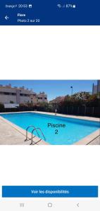 eine Seite einer Website mit einem Bild eines Schwimmbads in der Unterkunft LES FLORALIES 2 Studio 4 personnes climatisé, piscine dans la résidence et Parking privé disponible in Le Grau-du-Roi