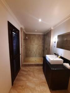 Ванная комната в Moringa Villa Studio 2