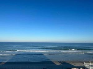 een uitzicht op de oceaan vanuit een vliegtuig bij Direct ocean front view 1 bedroom working pool in Daytona Beach