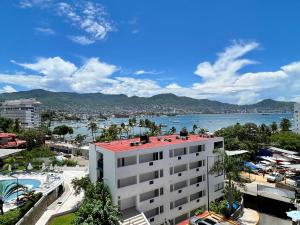 a building with a view of the water at Súper depa con vista al mar in Acapulco