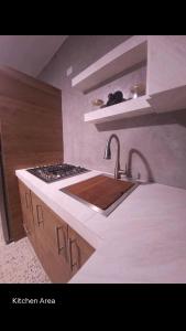 - une cuisine avec deux robinets et un comptoir dans l'établissement Boater House PR, à Salinas