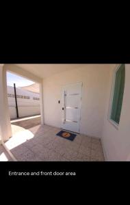 une chambre vide avec une porte et une fenêtre dans l'établissement Boater House PR, à Salinas