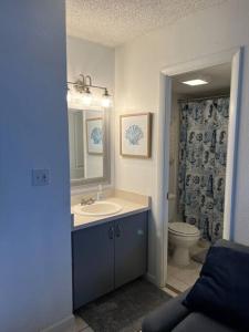 Bilik mandi di Direct ocean front view 1 bedroom Open Pool Ocean J