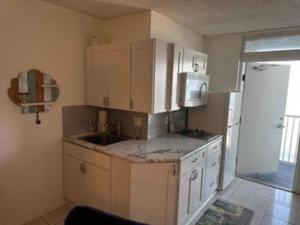 Dapur atau dapur kecil di Direct ocean front view 1 bedroom Open Pool Ocean J