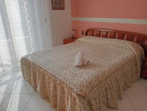 ein Schlafzimmer mit einem Bett mit einem Kissen darauf in der Unterkunft Casa Carlo&Luisa in Pescara