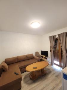 ein Wohnzimmer mit einem Sofa und einem Tisch in der Unterkunft Eleon Motel in Brezovica