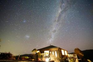 a house under a starry sky at night at Kea Ridge Lodge in Kairuru